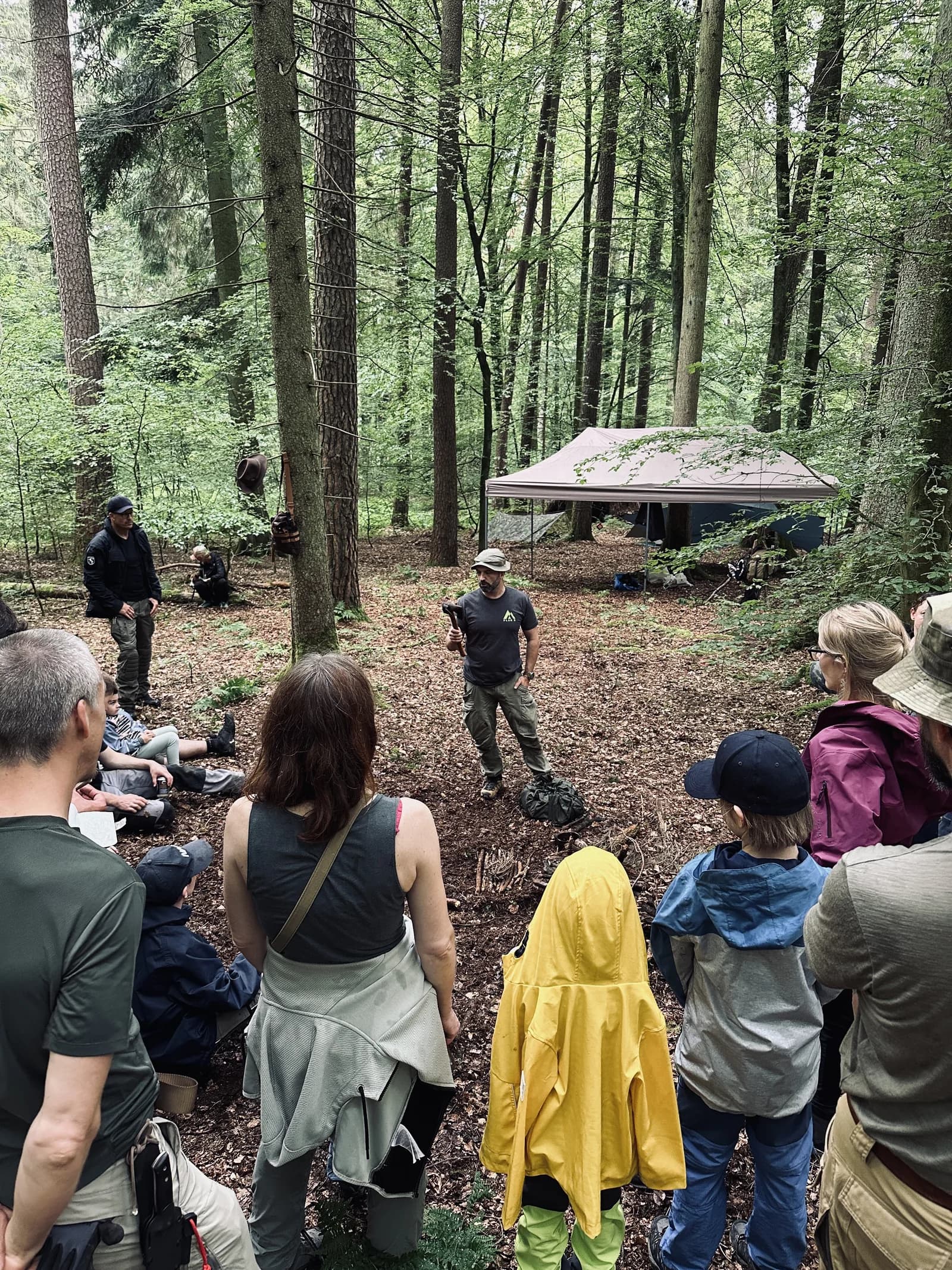 Familien beim PlanB-Training im Wald
